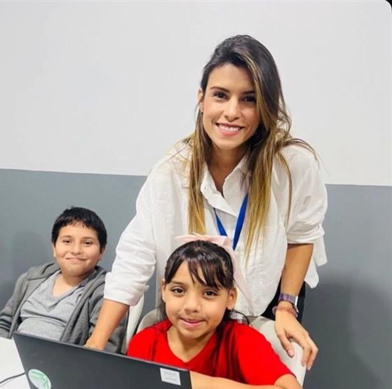 Niños con sudaderas del programa
